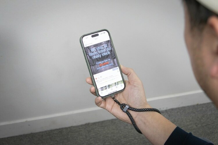 Ремешок-держатель для телефона с зарядным кабелем USB-C - USB-C Lany Wristband Charge Eco, серый